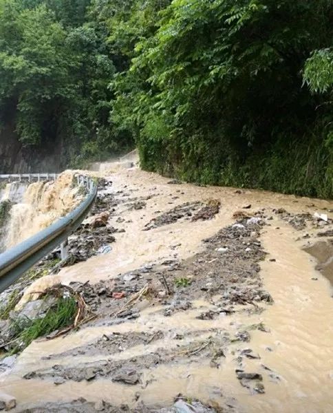 四川多地暴雨
